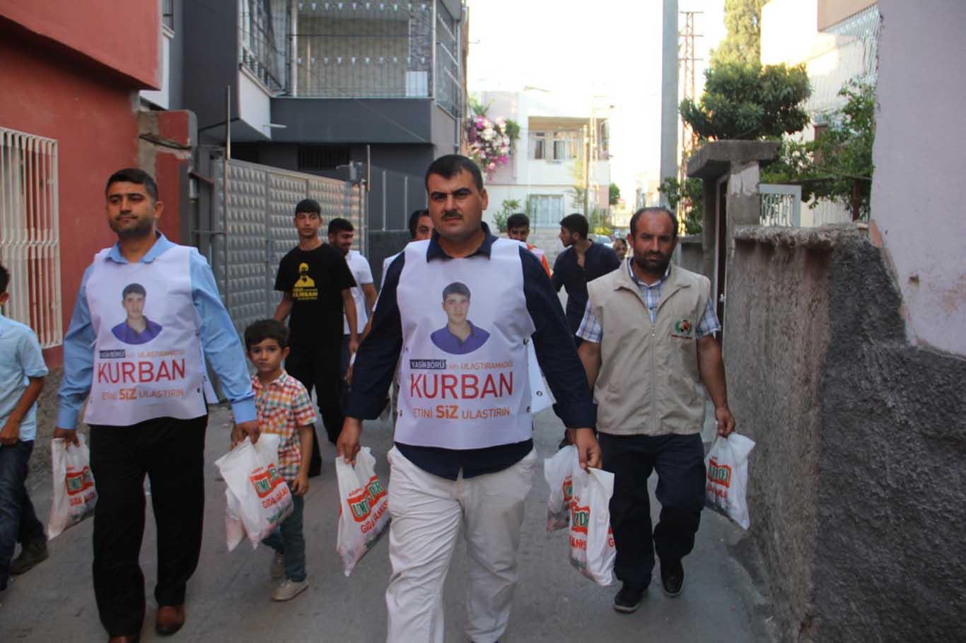 Adana’da Yasinler kurban eti dağıttı